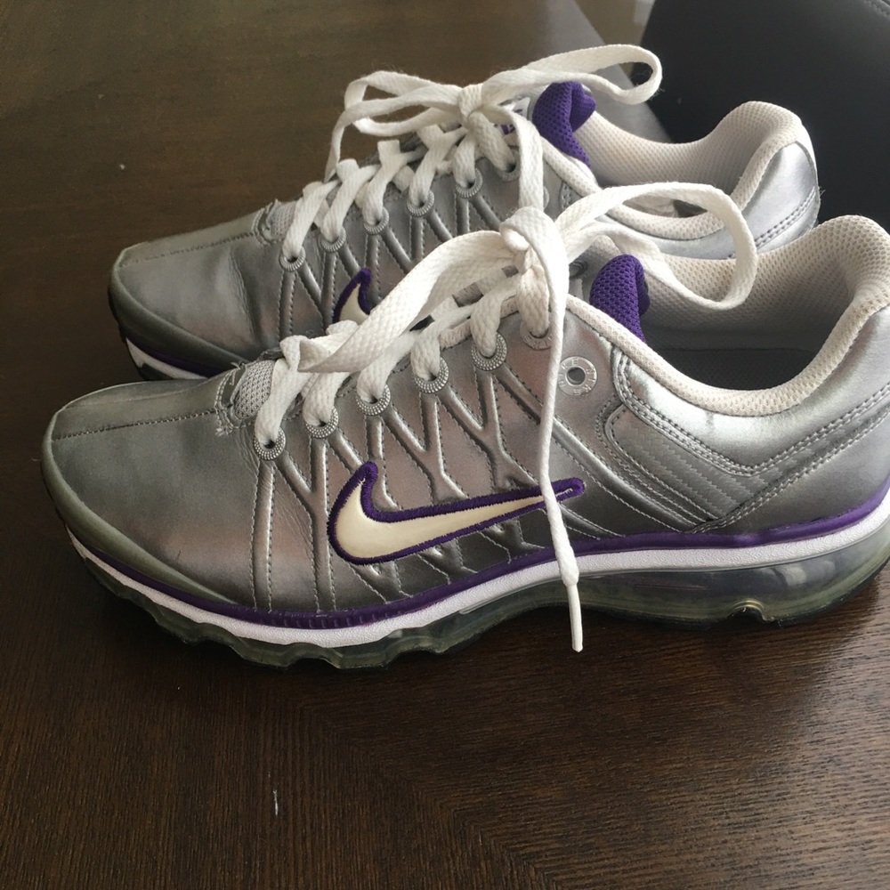 NIKE - Picture 2 of 3